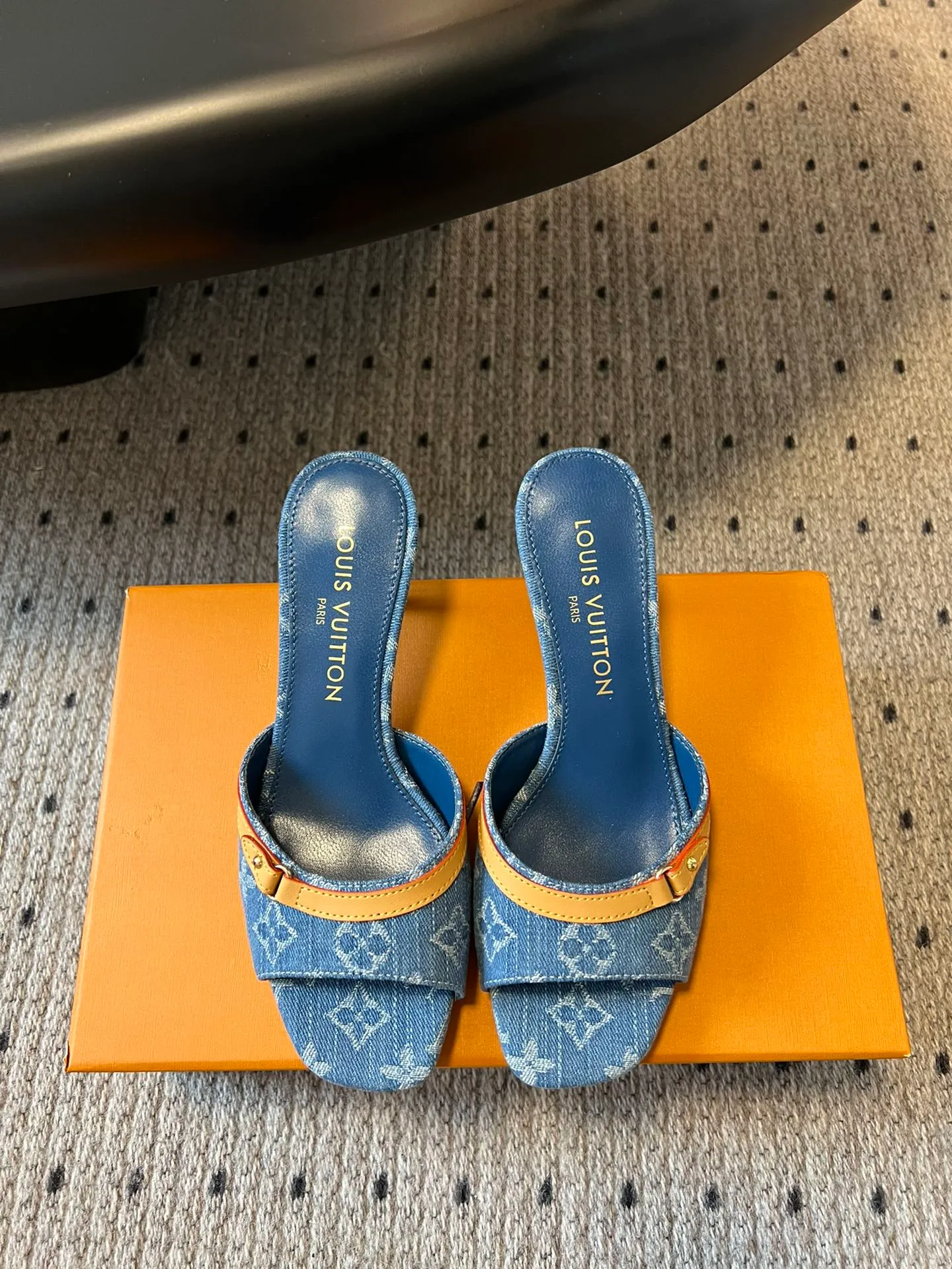 👟👟Ex-factory price 480👟👟 * 25ss spring and summer new style black and white three-color cat-heeled flat sandals. It is difficult not to doubt whether it borrowed from the Tang Dynasty's Tang Sancai as a basis and innovated it into the classic LV logo. It used color and the large area of ​​the upper as a contrast to create a white or black three-color element style on the upper, creating another classic style! Super greasy on feet! Indescribable fashion! It’s easy to match every day, and it’s very relevant to the changes and development of the times! Kitten heels are super easy to wear and give your feet a full summer vibe! Material: Original customized fabric Lining: Cow lining Outsole: Genuine leather outsole imported from Italy Shoe size: 35-41 (40.41 customized non-returnable
